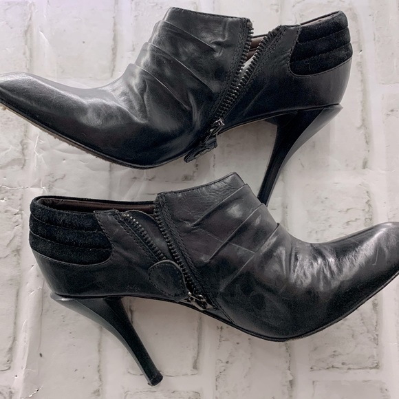 Vero Cuoio Booties - Picture 1 of 11